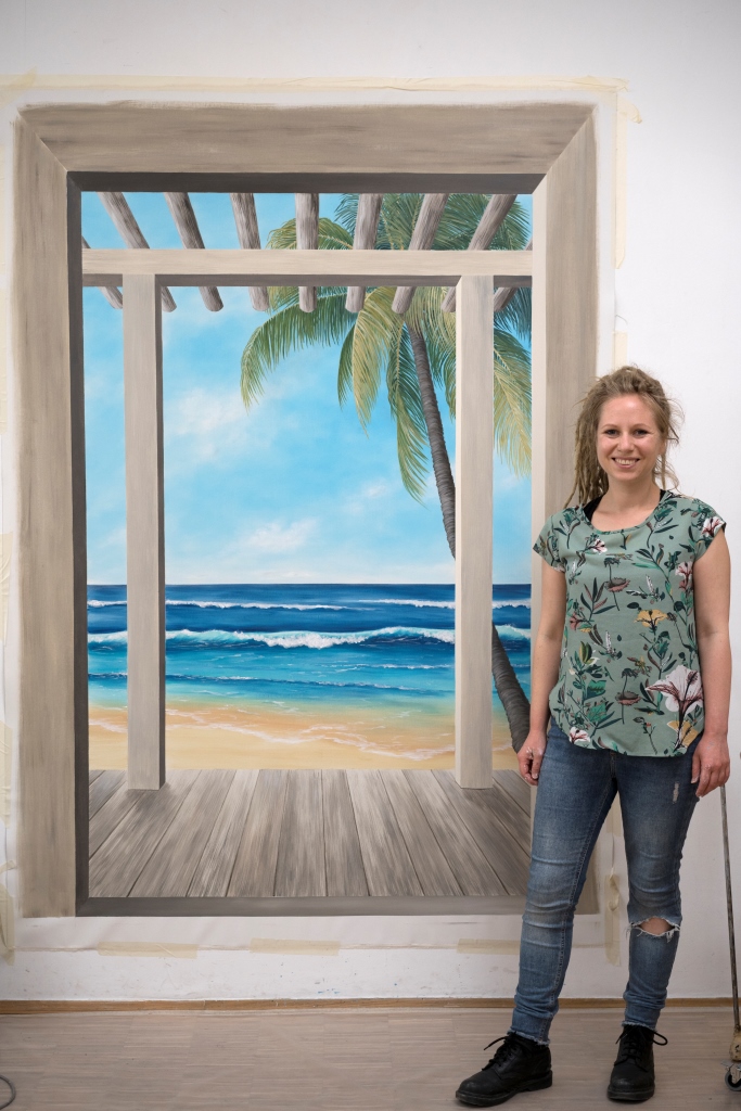 Gemälde, auf der eine Veranda, Strand, Meer und eine Palme mit Blick auf den Horizont zu sehen sind.