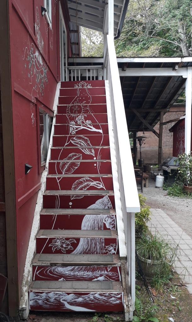 Weiße Treppenbemalung auf rotem Untergrund mit Naturmotiven.