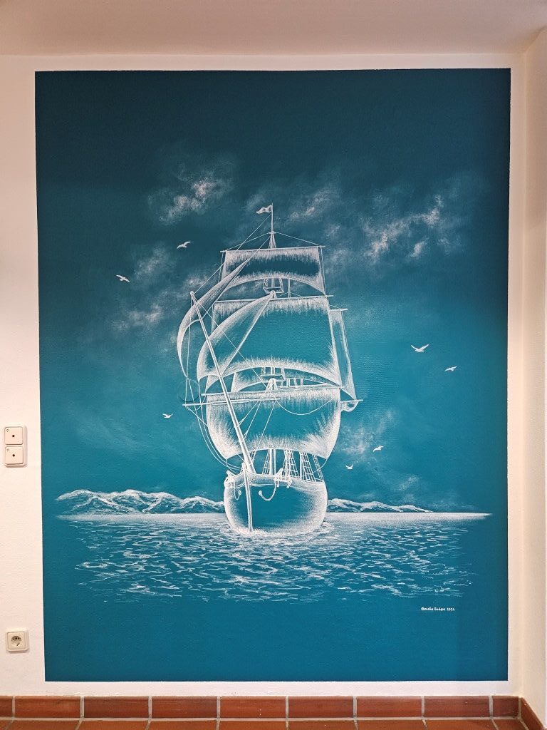 Weißes Segelschiff auf blauem Untergrund in der Seniorenresidenz "Fallen Anker" in Hamburg.