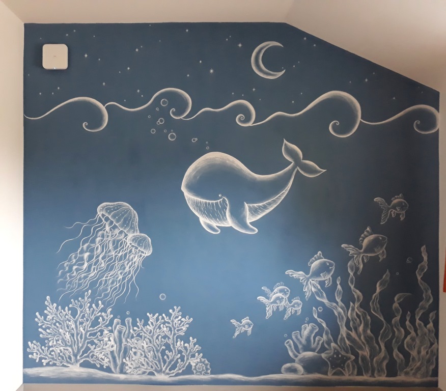 Blau-weiße Wandmalerei mit Unterwasserwelt für ein Kinderspielzimmer.