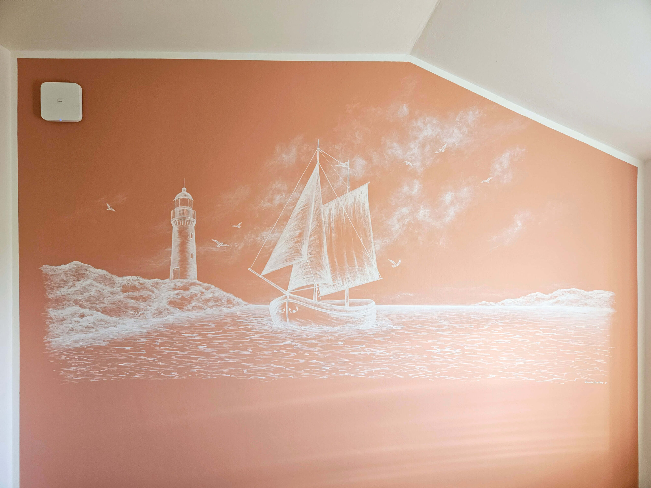 Das Wandgemälde mit einem Leuchtturm sowie Segelboot ist im Lesezimmer der Jugendherberge in Dahme gemalt.