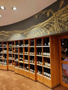 Graue Wand mit einem goldfarbenen Wandgemälde mit Blick auf Weinberge.