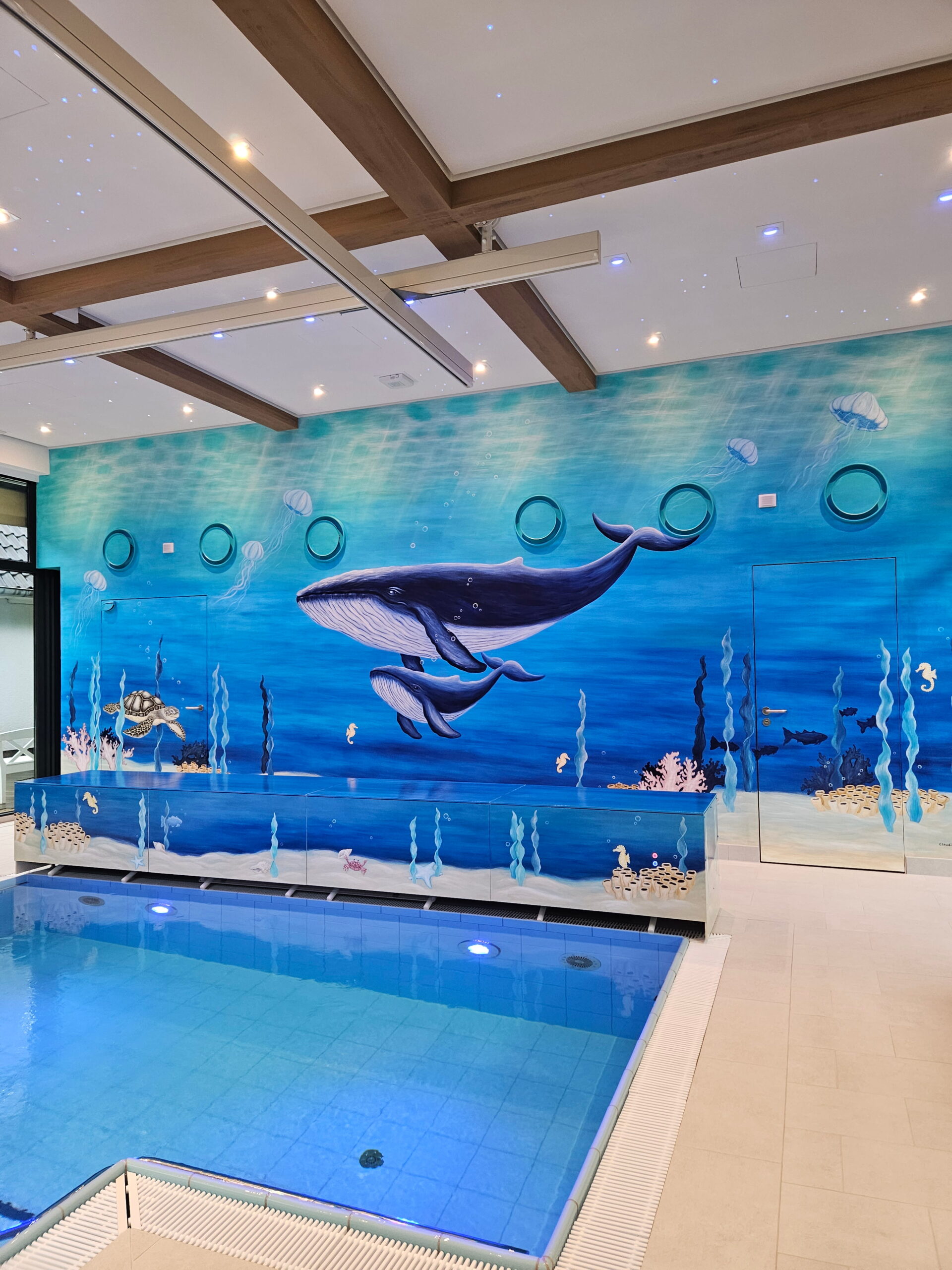 Wandbemalung im Therapiebad des Kinderhospizes "Sternenbrücke" in Rissen. Passend zum Swimmingpool wählte ich eine Unterwasserwelt mit Tieren, die zum Träumen einlädt.